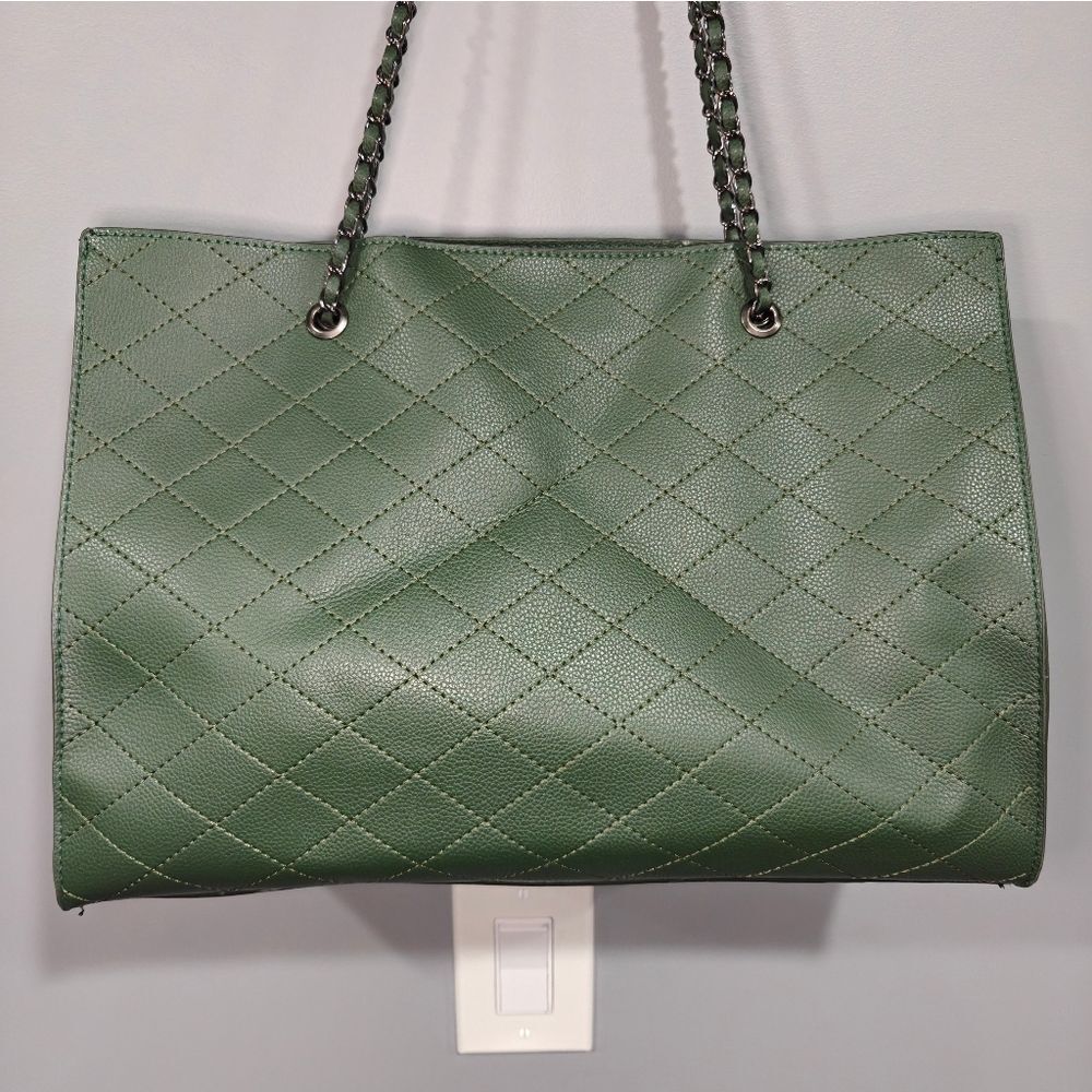 🐢 Green Quilted Vegan Leather Tote. Convertible Strap. - Picture 4 of 15
